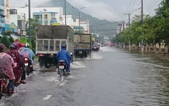 Nha Trang: Mưa lớn, nhiều tuyến phố... thành sông