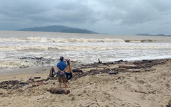 Bãi biển Nha Trang ngày cuối năm vắng khách, nhiều rác