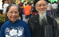Cụ 89 tuổi đưa “người tình” 84 dạo đường hoa Nguyễn Huệ