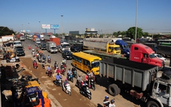 Cầu Đồng Nai kẹt cứng hàng km trong ngày đầu thu phí