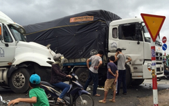 Container húc xe tải, QL1 qua Bình Thuận ùn tắc nghiêm trọng