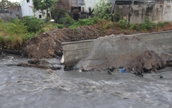 Biên Hòa: Mưa lớn làm sập bờ kè cầu Xóm Mai