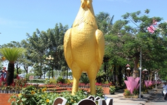 Du khách thích thú chụp ảnh cùng "gà khổng lồ" ở Biên Hòa