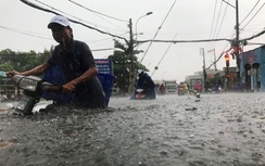 Dân TP.HCM "bơi" trong biển nước sau mưa lớn trái mùa