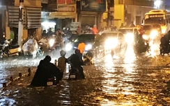 Người dân TP.HCM thi nhau "vượt sông" trong cơn mưa lớn