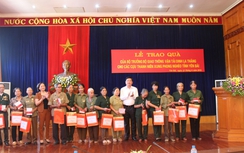Bộ trưởng Thăng trao quà cho cựu TNXP Yên Bái