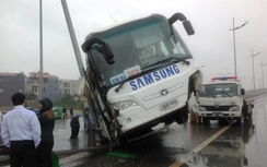 Xe chở công nhân Samsung gặp nạn gần cầu Nhật Tân