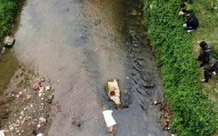 Phát hiện thi thể người nhét trong bao tải vứt dưới suối