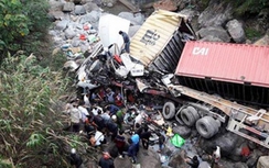 Xe container rơi khỏi cầu Chu Va, 4 người nguy kịch