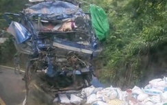 Xe tải đâm vào vách núi, hai người chết kẹt trong cabin