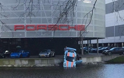 Nhân viên Porsche "phi" siêu xe 911 xuống... nước