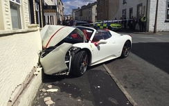 Chú rể gặp nạn cùng siêu xe Ferrari trong ngày cưới