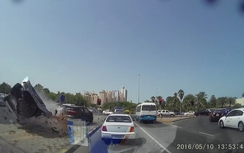 Kuwait: Xe điên mất lái đâm nhau tan nát ở tốc độ cao