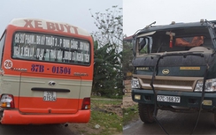 Nghệ An: Xe tải đâm đuôi xe buýt, hơn chục hành khách hoảng loạn
