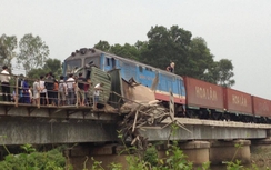 Hiện trường tàu hỏa đâm xe tải lật nghiêng ở Nghệ An