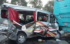 Xe tải đâm nát xe du lịch, 11 người bị thương ở Nghệ An