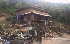 Ảnh: Người dân Lào Cai vật lộn với bùn đất sau mưa lũ