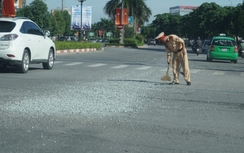 Cảnh sát Giao thông thành Vinh dọn đá rơi giữa trưa nắng