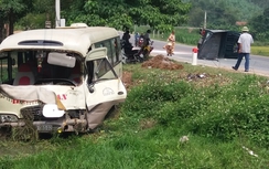 Nghệ An: Xe khách đổ dốc đâm xe tải, 2 người nguy kịch