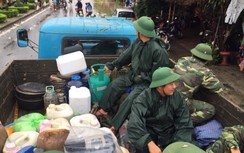 Quân đội giải cứu tàu SE19 bị lũ vây ở Quảng Bình
