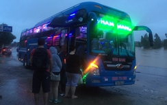 "Giải cứu" gần 100 khách nước ngoài kẹt lũ ở ga Lệ Sơn