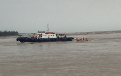 Nghẹt thở giải cứu 4 thuyền viên kẹt tại cửa sông Gianh