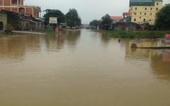 Nghệ An: QL7 tê liệt vì nước ngập sâu nửa mét