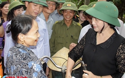 Chủ tịch Quốc hội thăm hỏi bà con vùng rốn lũ Hương Khê