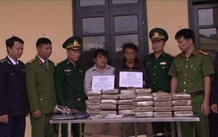 Bắt quả tang 2 đối tượng đưa 60 bánh cần sa vào Việt Nam