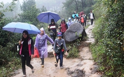 Hà Tĩnh: Hàng nghìn người đội mưa đi hội chùa Hương Tích