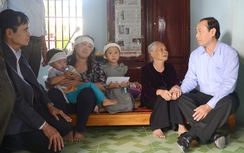 Thứ trưởng Lê Đình Thọ thăm hỏi gia đình công nhân bị tàu đâm