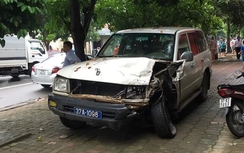 Nghệ An: Xe biển xanh húc nát đầu xe tải đỗ bên đường