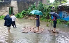 Nữ Bí thư mặc váy đứng bè mảng thị sát lụt gây xôn xao