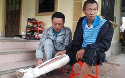 Khởi tố nghịch tử đánh bố đẻ gãy xương ở Nghệ An