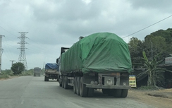 Chùm ảnh: Xe xi măng Long Sơn quá tải hiên ngang đi trên QL1