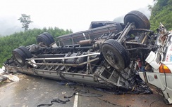 Lật xe tải chở công nhân ở Lào, 2 người Nghệ An tử vong