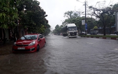 Nhiều tuyến đường TP Vinh vẫn ngập nặng sau mưa lớn