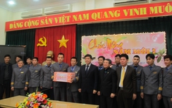 Thứ trưởng Bộ GTVT thăm hỏi, tặng quà Tết công nhân đường sắt nghèo