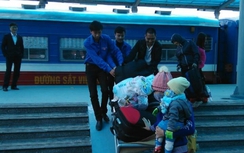 Thanh niên tình nguyện vác hành lý giúp khách đi tàu Tết