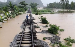 Đường sắt đảm bảo nhu yếu phẩm cho khách mắc kẹt tại Quảng Bình