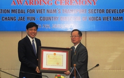 Giám đốc Văn phòng KOICA nhận Kỷ niệm chương vì sự nghiệp GTVT
