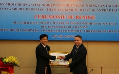 Tham tán kinh tế Đại sứ quán Pháp nhận Kỷ niệm chương GTVT