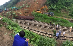 Sau sạt lở, đường sắt Hà Nội-Lào Cai khi nào mới thông trở lại?