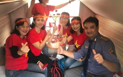 Hành khách hào hứng cổ vũ U23 Việt Nam trên tàu hỏa