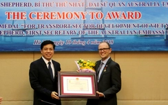 Bí thư thứ nhất Đại sứ quán Australia nhận Kỷ niệm chương GTVT