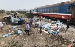 Ô tô vượt ẩu khiến tàu trật bánh ở Ninh Thuận