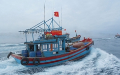 Tàu cảnh sát biển lai dắt tàu cá hỏng máy vào bờ an toàn