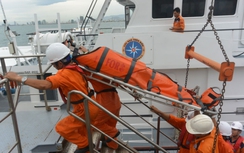Vượt sóng lớn cứu ngư dân bị tai biến tại Hoàng Sa