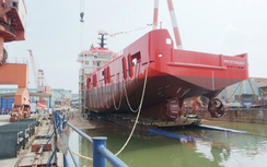Cận cảnh hạ thủy tàu 3.500 tấn tại Hạ Long