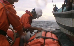 Video: Vượt sóng lớn cứu thuyền viên tàu gặp nạn trên biển